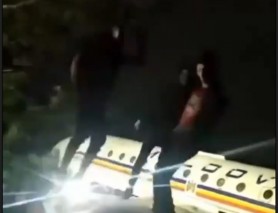 REVOLTĂTOR! Trei tineri în timp ce sar pe aripa avionului instalat în preajma Aeroportului Chișinău. Totul de dragul platformei TikTok
